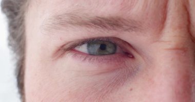 Ayrıntılı bir göz kapatma adam. Önden Görünüm. Ağır çekim 60p 4 k video