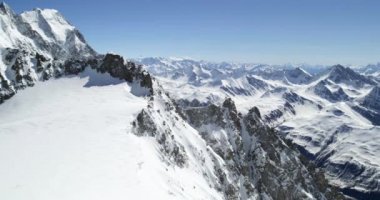 Güneşli bir gün ILDIZ Mount Blanc karlı manzarada. Dağcılık kar etkinlik. Kış spor Alp dağ açık. Doğru kaydırma. Ağır çekim 60p 4 k video