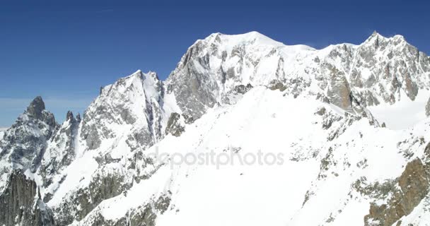 Monte Blanc paisaje nevado en el día soleado establecimiento.Montañismo actividad de nieve. Deportes de invierno en montaña alpina al aire libre.Panorámica a la izquierda.Cámara lenta 60p 4k video — Vídeo de stock