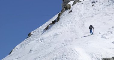 Adam freeride Kayak karlı Dağı ridge güneşli bir günde. Dağcılık Kayak etkinliği. Kayakçı insanlar kış kar spor Alp dağ açık. Önden Görünüm. Ağır çekim 60p 4 k video