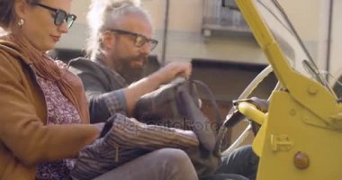 Bagaj ya da kız arkadaşı ile durdurulan araç üzerinde oturmuş bavul arama adam. Gerçek çift aşk roadtrip tatil İtalyan seyahat Cabrio vintage car.4k el video