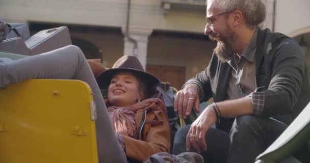 Man en vrouw met zonnebril glimlachen, ontspannen en praten zit liying op stilstaand voertuig. Side.Caucasian paar in liefde roadtrip vakantie Italiaanse reizen op converteerbare vintage car.4k handheld video — Stockvideo