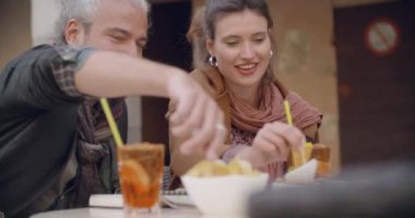 Kadın ve kokteyl aperatif Cafe dışında sahip konuşan adam. Yakın çekim. Çift aşk roadtrip tatil İtalyan seyahat