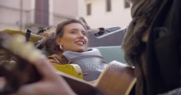 남자가 여자 친구와 함께 기타 음악을 재생 하는 동안 웃 고 있다입니다. 여자 남자 친구 노래 노래를 듣고입니다. 백인 부부 사랑 roadtrip 휴가 컨버터블 빈티지 car.4k 휴대용 비디오에 이탈리아 여행에 — 비디오