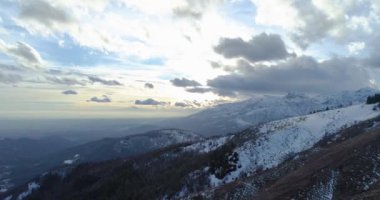 Hava üstten görünüm kış karlı dağ ve orman orman üzerinde gündoğumu veya günbatımı ileri. Kar mavi saat alacakaranlık veya şafak alacakaranlık Alps dağlar sezon establisher.4k drone uçuş atış kurulması