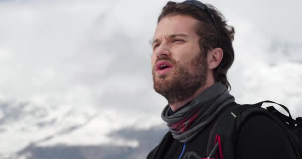 Détail du visage de l'homme haletant, se reposant et regardant loin. Skier personnes sports d'hiver en montagne alpine à l'extérieur.Slow motion 60p 4k vidéo — Video