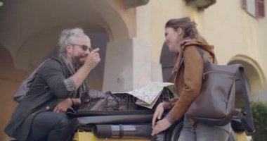 Kadın ve haritaya bakıyordum konuşan adam. Arkadan Görünüm orta vurdu. Aşk roadtrip tatil İtalyan seyahat Cabrio eski model araba üzerinde çift