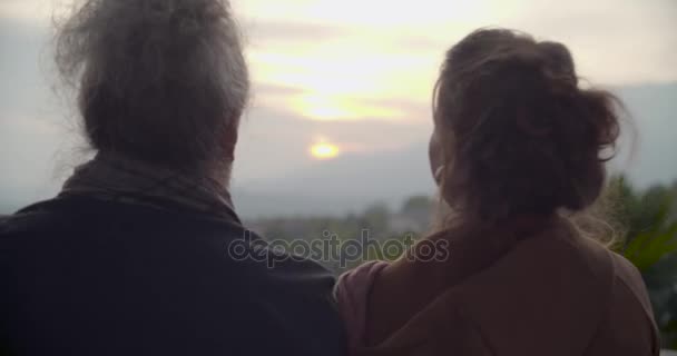 Muž a žena objímání relaxační a mluví do auta vypadala západu slunce. Bek blízký záběr. Zadní pohled. Kavkazský pár v lásce roadtrip italské cesty na dovolenou na kabriolet veteránem — Stock video