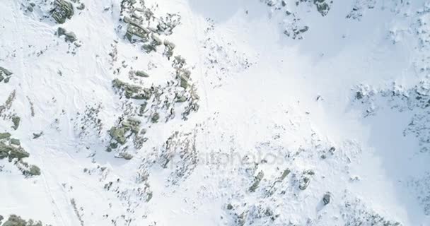 Overhead vista aérea superior sobre inverno montanha nevada com pessoas esquiador montanhismo andando escalada.neve coberto montanhas gelo glacier.Winter natureza selvagem ao ar livre.4k drone straight-down voo — Vídeo de Stock