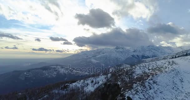 Előre légi felülnézet át téli havas hegy és erdő erdő a naplemente vagy napfelkelte. Kék óra alkonyatkor és hajnalban a twilight Alpok hegyek snow szezon establisher.4k drone repülés létrehozó lövés — Stock videók