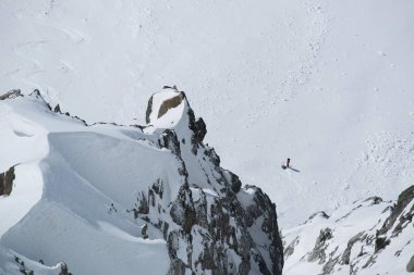 kayakçı adam yürüme kar ayakkabıları veya Alp Buzulu veya karlı arazi keşfetmek. Avrupa Alpleri Mont Blanc massif monte edin. Kış güneşli gün, kar. Geniş uzun atış