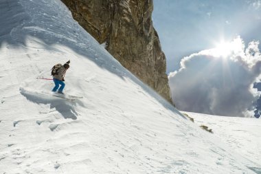 buzul veya karlı yamaç ile taze kar kayak kayakçı adam. Avrupa Alpleri Mont Blanc massif monte edin. Kış güneşli gün, kar. Geniş uzun atış, Alp aşırı spor aktivite 