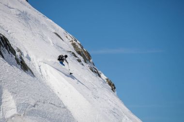 buzul veya karlı yamaç ile taze kar kayak kayakçı adam. Avrupa Alpleri Mont Blanc massif monte edin. Kış güneşli gün, kar. Geniş uzun atış, Alp aşırı spor aktivite 