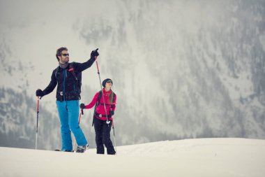 karlı arazi yürüyor ve Alpin Kayak Kayak keşfetmek çift erkek ve kadın kayakçı. Europe Alps. Kış güneşli gün, kar, geniş atış, sıcak güneş flare.travelling