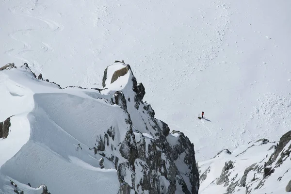 Skieur homme explorant glacier ou terre enneigée marche avec des raquettes ou ski alpin. Europe Alpes Mont Blanc massif mont. Journée ensoleillée d'hiver, neige. Grand plan long — Photo