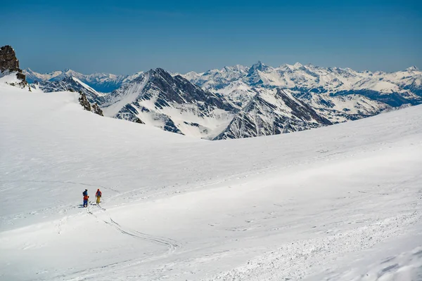 Grupp människor att utforska glaciären eller snöigt land promenader med Alpint skida. Europa Alperna Mont Blanc massivet mount. Solig vinterdag, snö, bred sköt. Utforska och resa — Stockfoto
