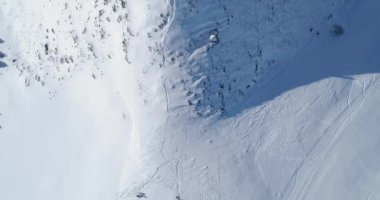 Kış karlı dağ Kayak Atletizm güneşli bir gün insanlar üzerinde ek yükü hava üstten görünüm. Alpler üzerinde kar dağlar sezon establisher.4k drone uçuş shot düz aşağı bakış açısı oluşturma