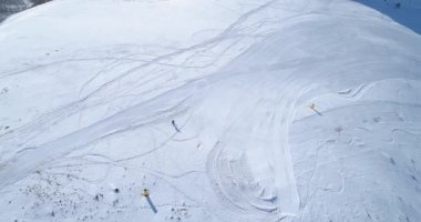 kayakçı kış karlı dağ Kayak parça alanında güneşli bir günde Kayak üzerinde hava izleyin. Alpler üzerinde kar dağlar sezon active Kayak spor people.4k drone uçuş