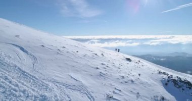 Yan hava kar ayakkabıları ile kış karlı dağ Kayak Atletizm artış hiking insanlar üzerinde. Güneşli gün Alps dağlar aktif spor people.4k drone uçuş atış kurulması