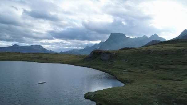 Hava ileri dağ gölü bulutlu gün dusk veya şafak dağ Vadisi açıklayacak yukarıda. Avrupa İtalya Alps açık havada doğa scape dağlar yabani establisher.4k drone uçuş atış kurmak yeşil — Stok video