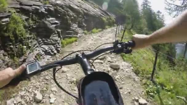 POV людини їзда e-bike на кам'янистій стежці біля озера. МТБ дії велосипедист вивчення шлях біля гори. Електричний велосипед активні люди спорту подорожі відпустку в Європі Італії Альп на відкритому повітрі в summer.4k відео — стокове відео