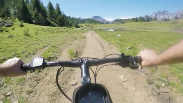POV man riding e-bike on hill near lake.Mtb action cyclist exploring trail path near mountains.Electrical bike active people sport travel vacation in Europe Italy Alps outdoors in summer.4k video — Stock Video