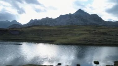 Hava tarafı dağ gölü bulutlu gün dusk veya şafak dağ Vadisi açıklayacak yukarıda. Avrupa İtalya Alps açık havada doğa scape dağlar yabani establisher.4k drone uçuş atış kurmak yeşil