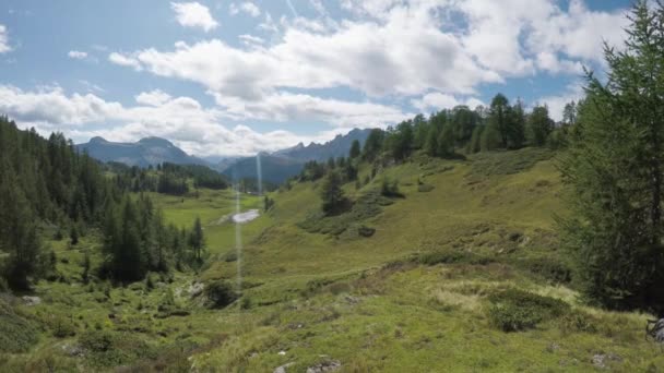 POV spaceru patrzeć panorama. Zwiedzania szlak ścieżka w pobliżu gór. Elektryczny rower sport osób aktywnych podróż wakacje w Europie Włochy Alpy na zewnątrz w summer.4k wideo — Wideo stockowe