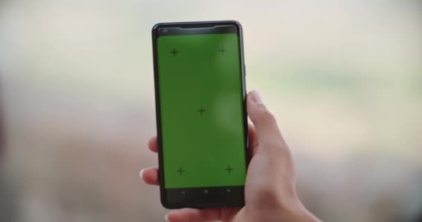 Romantisch paar het nemen van een selfie of het gebruik van groene screeen Smartphone apparaat in de landelijke stad Assisi. portret medium schot. Vrienden Italiaanse reis in Umbrië. 4k Slow Motion — Stockvideo