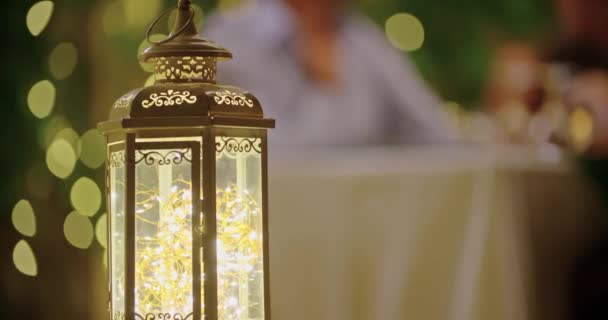 Cuatro personas, dos parejas felices hablando y comiendo durante una cena o almuerzo gourmet romántico.Iluminación brillante.Foto media. Amigos viaje italiano en Umbria.4k cámara lenta — Vídeo de stock