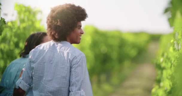 Casal de amor romântico, homem e mulher sorrindo e andando perto da vinha ao pôr do sol ou nascer do sol.Warm sol de volta light.Friends viagem italiana em Umbria.4k câmera lenta — Vídeo de Stock