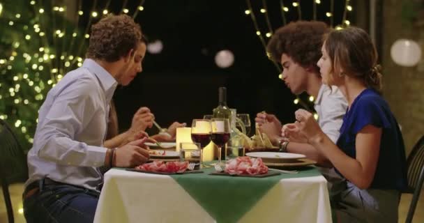 Τέσσερα άτομα, δύο ζευγάρια χαρούμενα να μιλάνε και να τρώνε κατά τη διάρκεια ενός ρομαντικού γκουρμέ δείπνου ή γεύματος. Ιταλικό ταξίδι φίλων στην Ούμπρια. — Αρχείο Βίντεο