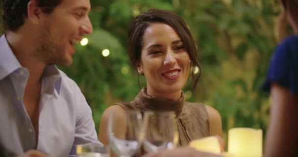 Cuatro personas, dos parejas felices hablando y comiendo durante una cena o almuerzo gourmet romántico.Iluminación brillante.Foto media. Amigos viaje italiano en Umbria.4k cámara lenta — Vídeo de stock