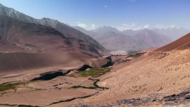 Aérien au-dessus des montagnes arides près du couloir de Wakhan.Pamir road road trip aventure au Kirghizistan et dans la région désertique du Tadjikistan, Asie Centrale. — Video