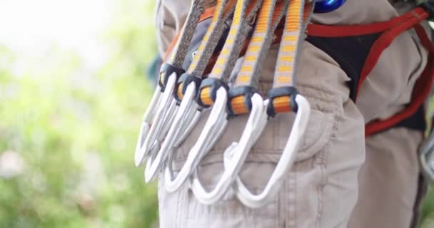 Bergsteiger bereitet sich mit Karabiner auf den Aufstieg in die Felswand vor. Klettern extreme aktive sportliche Aktivität. Aktive Menschen, Outdoor-Aktivitäten. detail.slow motion 4k video. — Stockvideo