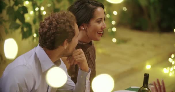 Quatre personnes, deux couples heureux de parler et de manger lors d'un dîner gastronomique romantique ou déjeuner. Amis voyage italien en Ombrie 4k slow motion — Video