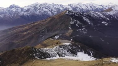 Kış buzlu dağ İHA uçuş tesisi. Kış dağı havası.