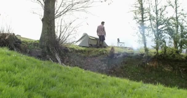 Maceracı hippi kahvaltı hazırlıyor ya da kamp çadırının yanında öğle yemeği yiyor. Kırsal bölgede kamp yapan sırt çantalı bir adam. Dolly vurdu. Kamp gezisi — Stok video