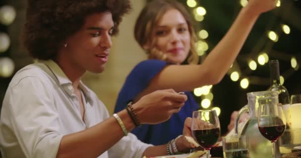 Four people, two couples happy talking and eating during a romantic gourmet dinner or lunch. Approaching wide shot. Поездка друзей в Умбрию. — стоковое видео