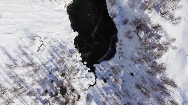 Vista superior aérea sobre el lago alpino azul nevado en el soleado día de invierno. Europa Alpes montañas al aire libre establishment. — Vídeos de Stock