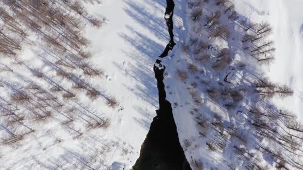 Vue aérienne au-dessus d'un lac alpin bleu neigeux lors d'une journée ensoleillée d'hiver.Europe Alpes montagnes établissement extérieur.4k drone vol aérien établissement tir — Video