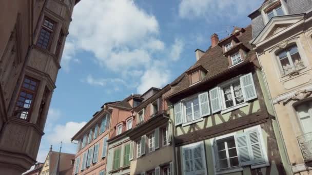 Pohled zdola nahoru na tradiční domy ve Freiburgu, Německo. Procházím se po malé staré ulici a dívám se po střechách. Tradiční německé střechy. Slunečný den. — Stock video