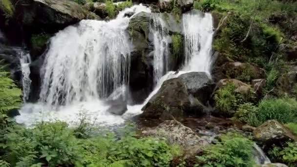 POV Wandelen in de richting van prachtige waterval in het bos wildernis.Triberg Gutach rivier waterval. Kracht van de natuur — Stockvideo