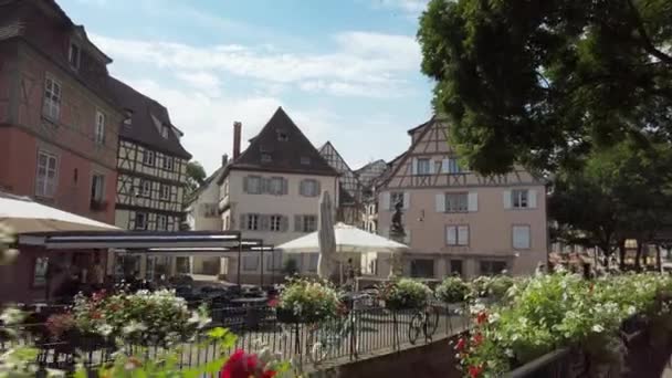 FREIBURG, Germania, 2019: passeggiare lungo il canale guardando uno dei piccoli luoghi della città durante la giornata di sole. Vista delle tradizionali case tedesche della foresta nera . — Video Stock