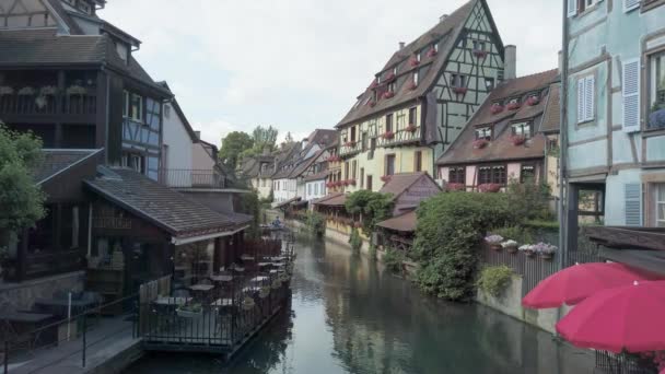 독일 의 FREIBURG, 2019: 레스토랑 과 전통적 인 블랙 포레스트 저먼 하우스가 있는 마을의 항해 가능 한 통로중 하나를볼 수있다. 도시의 강을 따라 여행하는 관광객들은 배를 타고 가는 경우가 많다 — 비디오
