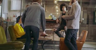 İş arkadaşları ve müşteriler yemek alanında strateji konuşuyorlar. Restoran salonunda gayri resmi iş adamları toplantısı yapan bir grup insan. Takım çalışması, şirket, çeşitlilik ve sosyal konseptler.