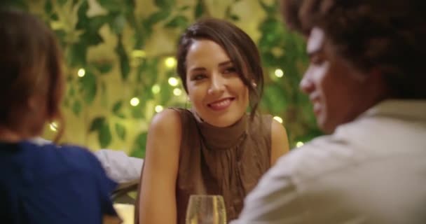 Γυναίκα χαμογελώντας ακούγοντας τους φίλους.Τέσσερα άτομα, δύο ζευγάρια ευτυχισμένα μιλώντας και τρώγοντας κατά τη διάρκεια ενός ρομαντικού γκουρμέ δείπνου ή γεύματος. Ιταλικό ταξίδι φίλων στην Ούμπρια. — Αρχείο Βίντεο
