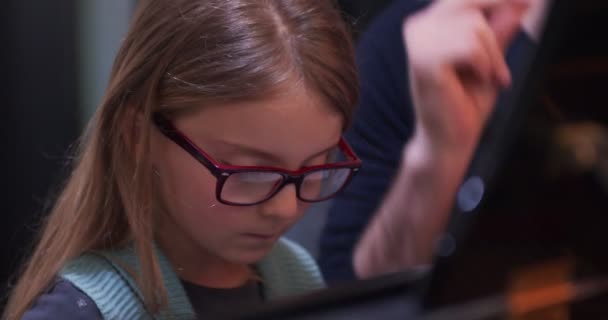 Piano class with teacher and kid learning.Kid learning to play piano from teacher.Little girl learning piano lesson.Side view.Piano class at home. Child learning piano from her teacher — Stock Video