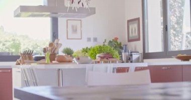 Gençler, evde açık uzay mutfağında öğle veya akşam yemeği pişirmek ve hazırlamak için çiftler. Akdeniz sağlıklı diyet sebzeleri, domatesler, salata. Modern aşk ilişkisi, yardım videosu