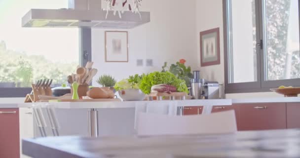 Jovens casal cozinhar e preparar alimentos para o almoço ou jantar em casa cozinha espaço aberto. Vegetais de dieta saudáveis mediterrânicos, tomates, salada. Moderna relação de amor, helping.4k vídeo — Vídeo de Stock